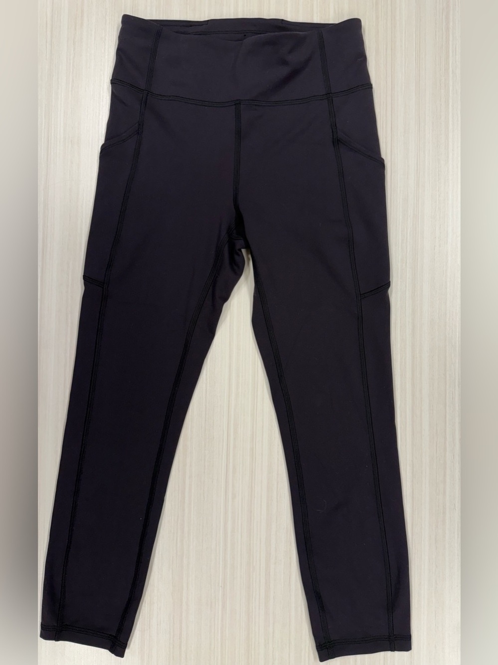 EUC. Lululemon Women's Black Capri Leggings With Side Pockets In Size 6